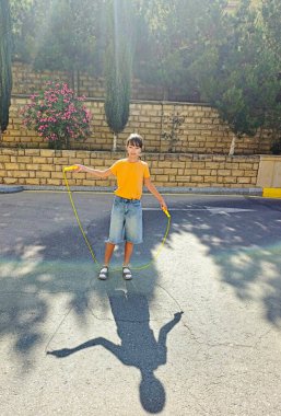 Genç kız antrenman için atlama ipi kullanıyor. Yüksek kalite 