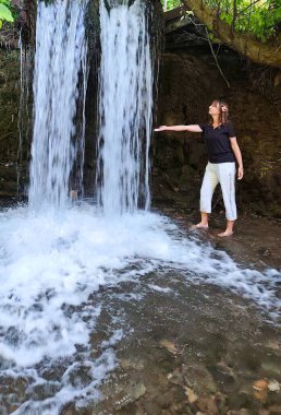 Azerbaycan ormanındaki şelale. Yüksek kalite.