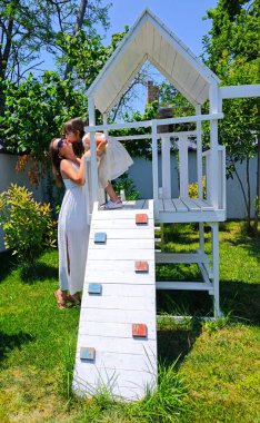 Beyazlı anne ve kızı oyun alanındalar. Yüksek kalite fotoğraf