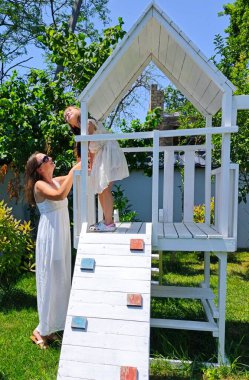 Beyazlı anne ve kızı oyun alanındalar. Yüksek kalite fotoğraf