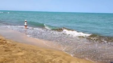 Büyükanne ve küçük kız deniz kenarında. Yüksek kalite.