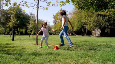 Atlamak için oyuncak kullanan iki kız. Yüksek kaliteli FullHD görüntüler