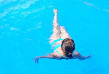 Bilardodaki mavi mayolu kadın. Yüksek kalite fotoğraf