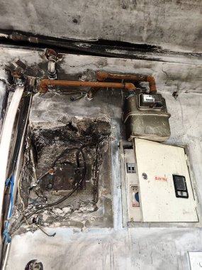 Yangından sonra evde elektrik kabloları yakılmış. Yüksek kalite fotoğraf