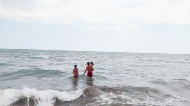 Baba ve kızları güzel bir gün geçiriyorlar. Yüksek kalite 4k görüntü