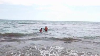 Baba ve kızları güzel bir gün geçiriyorlar. Yüksek kalite 4k görüntü