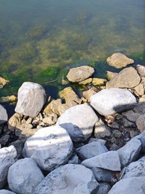 Sahildeki kayalar. Yüksek kalite fotoğraf