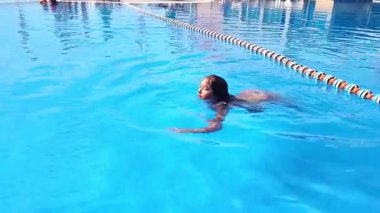 Genç kız yüzmeyi öğreniyor. Yüksek kalite 4k görüntü