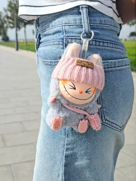 Ünlü oyuncak labubu. Bakü Azerbaycan 22 Temmuz 2025. Yüksek kalite fotoğraf