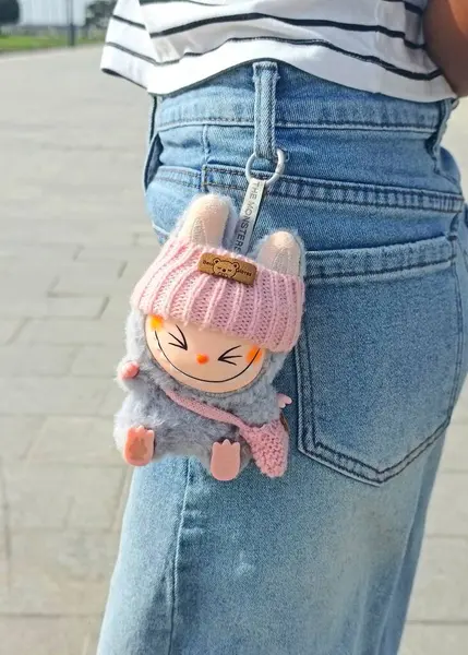 Ünlü oyuncak labubu. Bakü Azerbaycan 22 Temmuz 2025. Yüksek kalite fotoğraf