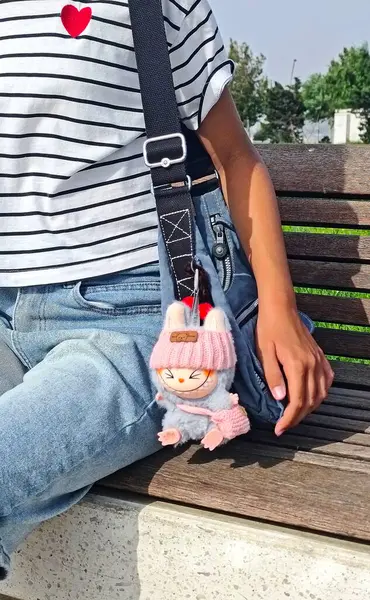 Ünlü oyuncak labubu. Bakü Azerbaycan 22 Temmuz 2025. Yüksek kalite fotoğraf