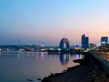 Bakü bulvarı manzaralı Hazar denizi ve akşam kenti. Yüksek kalite fotoğraf