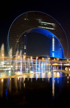 Gece Bakü Hilal Alışveriş Merkezi Çeşmesi. Yüksek kalite. 