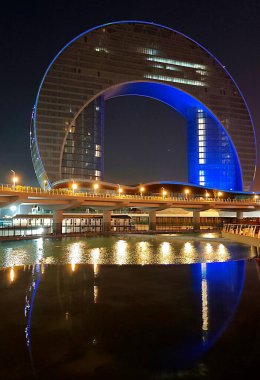 Gece Bakü Hilal Alışveriş Merkezi Çeşmesi. Yüksek kalite. 