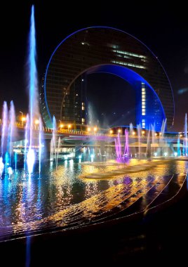 Gece Bakü Hilal Alışveriş Merkezi Çeşmesi. Yüksek kalite. 