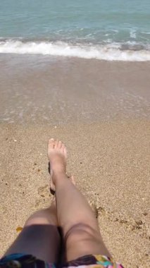 Kadın bacakları ve deniz dalgaları 