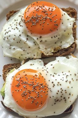 Avokado tostu kahvaltıda ya da tam buğday ekmeği dilimlenmiş İtalyan ekmeğiyle Amerikan brunch 'ında ya da taze kesilmiş avokado ve lezzetli, kaynamış veya haşlanmış yumurta ile servis edilir..