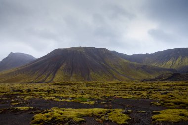 İzlanda 'daki engebeli ve dramatik Yeşil Dağ. Volkanik Kaya, Bulutlu Gökyüzü. Yüksek kalite fotoğraf