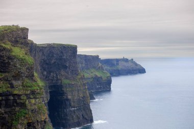 İrlanda 'daki Rocky Coastline, Yeşil Çimen ve Dramatik Bulutlar' la Moher Kayalıkları 'nda. Yüksek kalite fotoğraf