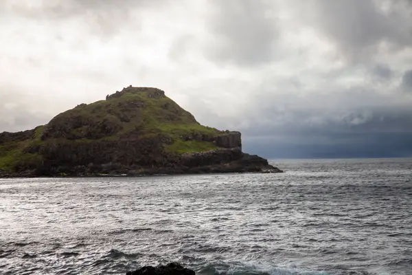 İrlanda 'daki Rocky Coastline, Yeşil Çimen ve Dramatik Bulutlar. Yüksek kalite fotoğraf