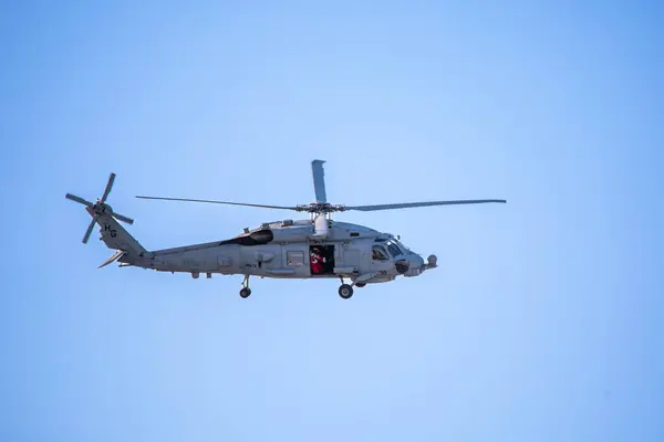 ABD Donanması 'ndan bir helikopter tepemizde uçuyor. Yüksek kalite fotoğraf