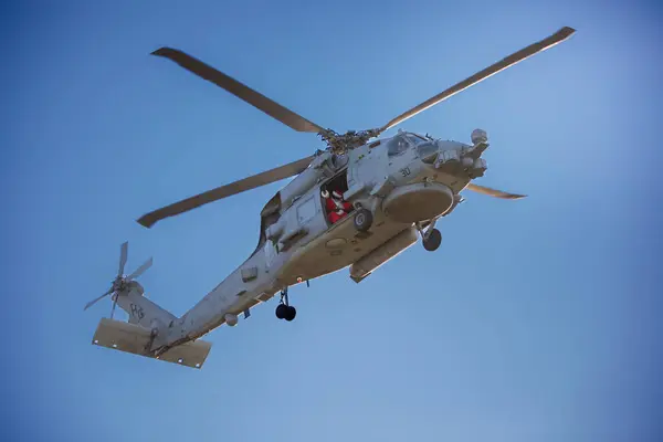 ABD Donanması 'ndan bir helikopter tepemizde uçuyor. Yüksek kalite fotoğraf