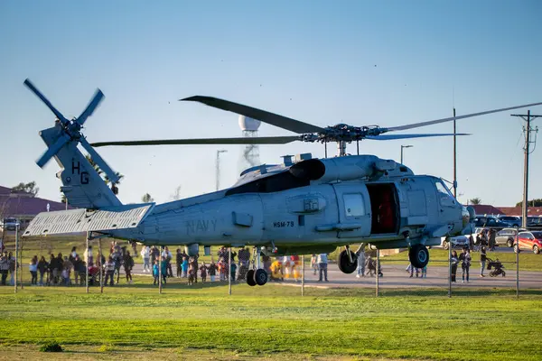 Bir Amerikan donanması helikopteri bir alana iniyor. Yüksek kalite fotoğraf