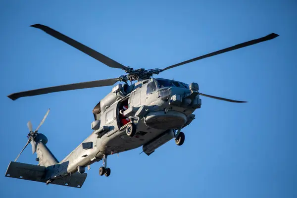 ABD Donanması 'ndan bir helikopter tepemizde uçuyor. Yüksek kalite fotoğraf