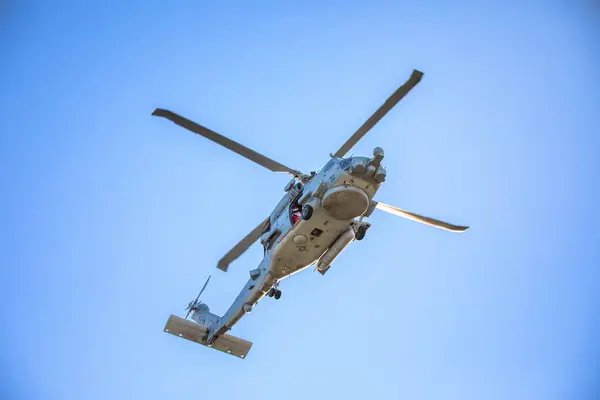 ABD Donanması 'ndan bir helikopter tepemizde uçuyor. Yüksek kalite fotoğraf