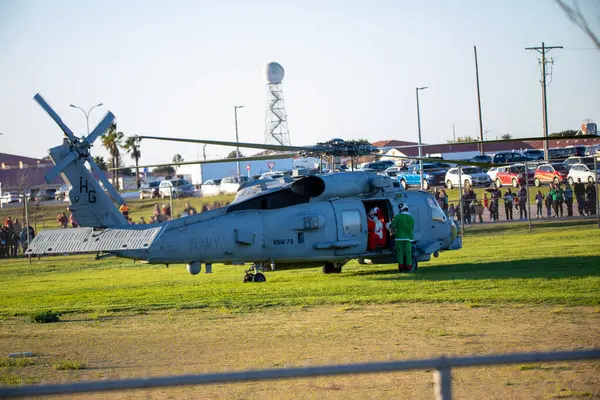 Bir Amerikan donanması helikopteri bir alana iniyor. Yüksek kalite fotoğraf
