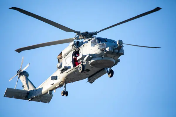 ABD Donanması 'ndan bir helikopter tepemizde uçuyor. Yüksek kalite fotoğraf