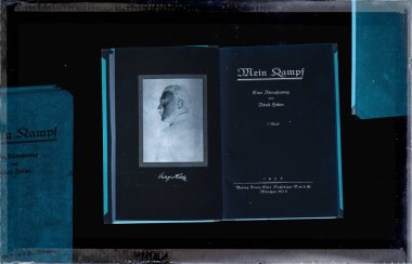 1925 'ten Mein Kampf kitabının ilk baskısı, 2025' teki ilk yayının 100. yıldönümü için tartışmalı içerikli, ideolojik olarak önemli bir çalışma.