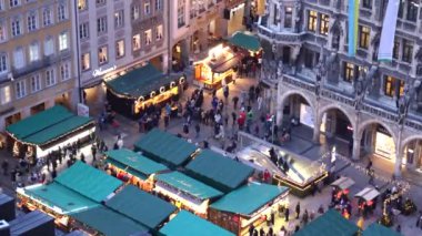 Marienplatz 'daki Noel pazarında, festival Noel ağacının önünde birçok turist ve atmosfer ışığı Münih; Almanya 2024-12-17