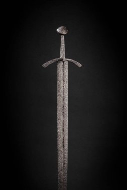 Eski bir ortaçağ kılıç saplama silahının stüdyo fotoğrafı. Siyah arka planda.