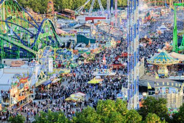 Geleneksel markeler, binişler ve binlerce ziyaretçiyle Münih Almanya 'daki Ekim Festivali' nde renkli koşuşturma ve koşuşturma