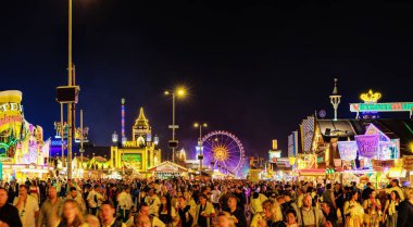 Münih 'teki Ekim Festivali gece renkli ışıklar, geziler ve festival atmosferiyle parlarken, binlerce ziyaretçi eşsiz atmosferin tadını çıkarıyor - Münih, Almanya 2024-09-21
