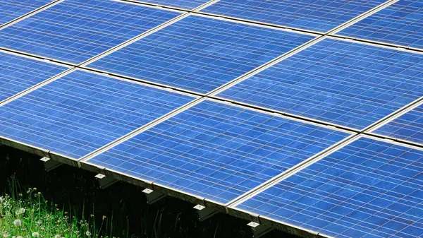 Modern güneş modüllerinin yakın çekimi, güneş enerjisi tarafından verimli enerji üretiminin teknolojik hassasiyetini gösteriyor - iklim değişikliğinin odak noktasında ekolojik olarak yenilenebilir elektrik enerjisi