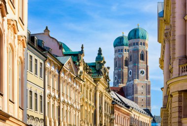 Münih 'in tarihi Avrupa kenti ve şehir merkezi Frauenkirche manzaralı ayrıca Münih Katedrali, Bavyera başkentinin merkezi ve turistik merkezi Münih, Almanya 