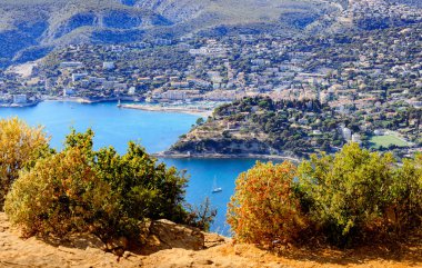 Engebeli kayalar, dağ siluetleri, sıcak Akdeniz ve yüksek nem ile Cote d 'Azur' da etkileyici bir dağ manzarası ve iklim değişikliğinin sembolü Fransa Avrupa