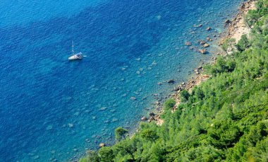 Engebeli kayalar, dağ siluetleri, sıcak Akdeniz ve yüksek nem ile Cote d 'Azur' da etkileyici bir dağ manzarası ve iklim değişikliğinin sembolü Fransa Avrupa