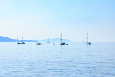 Sakin sahil koyundaki yelkenliler ve yatlar, sıcak yaz havasında - tatil, dinlenme ve yükselen deniz seviyeleri için özlem sembolü olan deniz - La Ciotat, Fransa