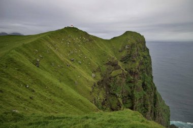 Faroe Adası 'ndaki kayalıkların manzarası