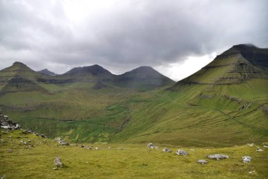 Faroe adalarının yaz manzarası
