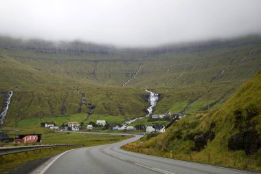Farie Adaları 'ndaki şelaleli güzel manzara