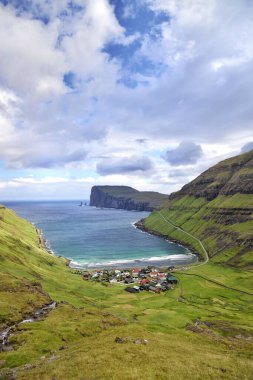 Faroe Adalarındaki Tjornuvik köyü, bulutlu bir gökyüzü.