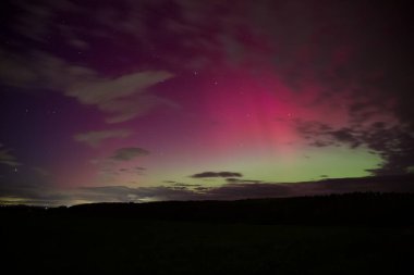 Gece gökyüzünde renkli aurora