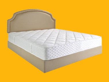 Örtülü ve kıvrımlı yatak başlıklı bej döşemeli yatak. Bu resimde bej döşeme sergileniyor. İçinde lüks yorgan var. Yatak, karmaşık dikişleri olan, entellektüel bir yatak başlığıyla övünür. 