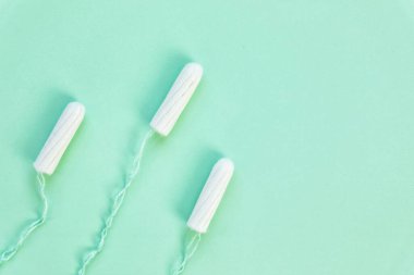 Yeşil arka planı olan tamponlar ve tamponlar.