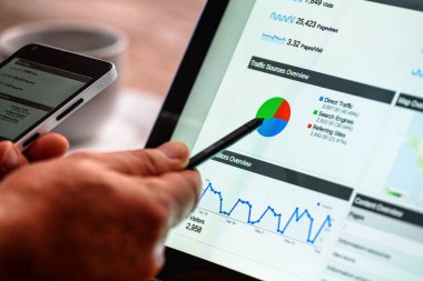 Ekranda mali grafiği olan tablet kullanarak çalışan işadamlarının kapatılması