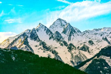 Karlı güzel dağ manzarası